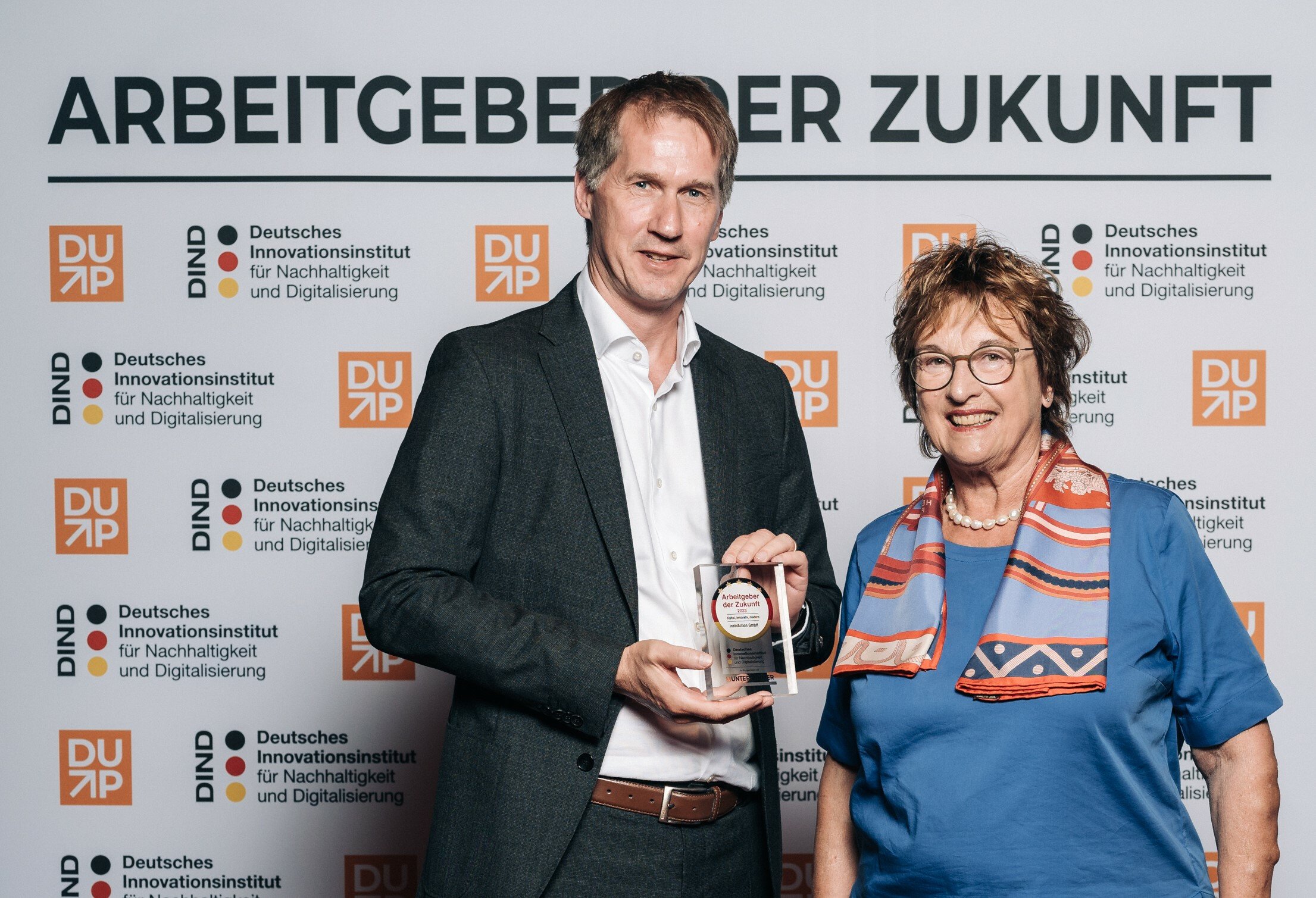 Florian Rohde receives the Employer of the Future Award from Brigitte Zypries, former Federal Minister of Economics.
