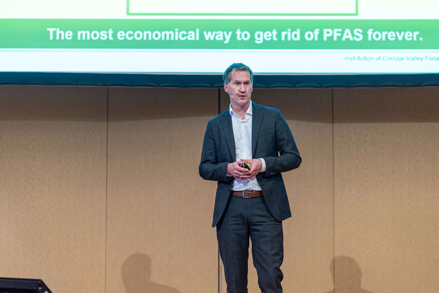 Florian Rohde, CEO of instrAction, presenting the most economical way to get rid of PFAS